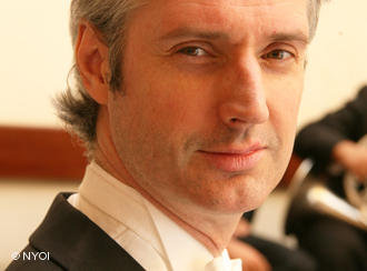 Der Dirigent Paul MacAlindin; Foto: NYOI