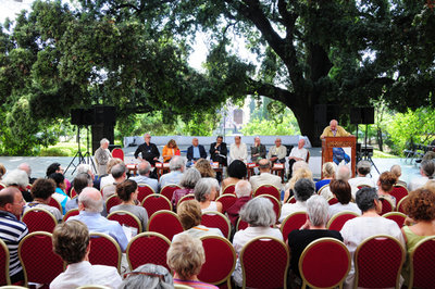 Audience in the Batha Museum garden (photo: www.fesfestival.com/2010)