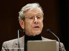 Amos Oz giving his acceptance speech for the Heinrich Heine Prize (photo: dpa)