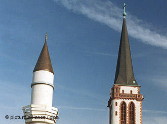 Yavuz-Sultan-Selim Moschee in Mannheim neben Turm der Liebfrauenkirche; Foto: 