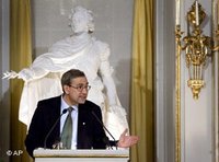 Nobel Literature prize winner Orhan Pamuk holds his prize lecture at the Royal Swedish Academy in Stockholm (photo: AP)