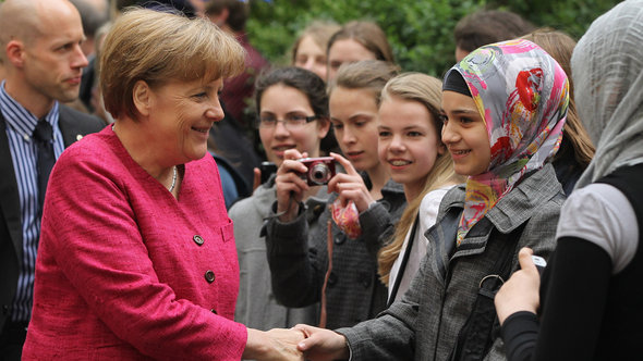 Kanzlerin Merkel begrüßt Schüler der Berliner Sophie Scholl Schule; Foto: Sean Gallup/Getty Images
