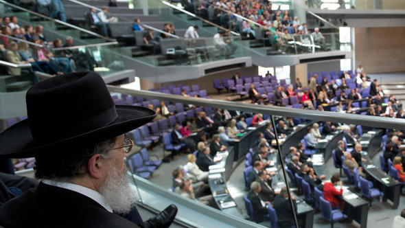 Ein Rabbiner verfolgt Debatte über die juristische Zulassung von rituellen Beschneidungen im Bundestag, Foto: dapd