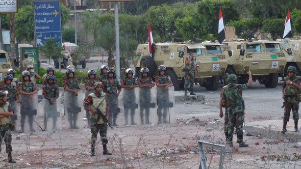 Soldaten sichern den Sitz der Republikanische Garde in Kairo ab; Foto: DW