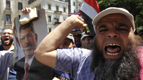 Mursi-Anhänger demonstrieren vehement gegen die Entmachtung des ehemaligen Präsidenten; Foto: Reuters