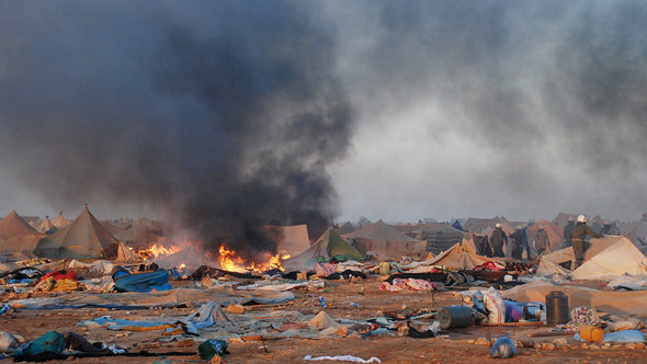 Moroccan security forces dismantling a tent camp on the outskirts of Laayoun, western Sahara's capital, on 08 November 2010 (photo: dpa)
