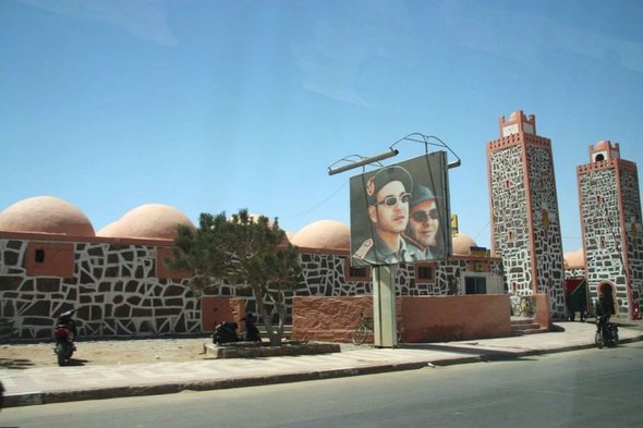 Porträt des marokkanischen Königs Mohammed VI. vor der Kaserne der Royal Moroccan Army in Smara; Foto: Annett Hellwig