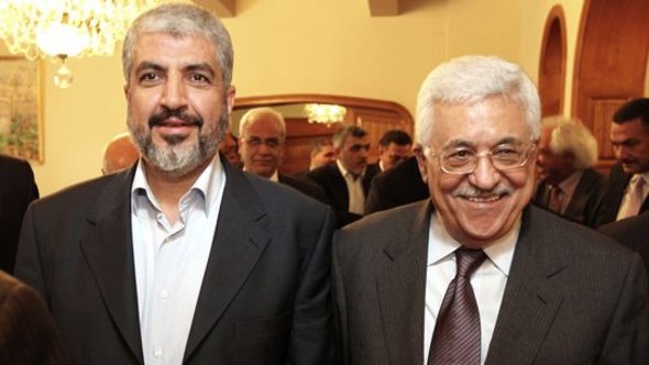 Hamas-Vertreter Chalid Maaschall und Palästinenserpräsident Mahmoud Abbas bei ihrem Treffen in Kairo; Foto: Getty Images