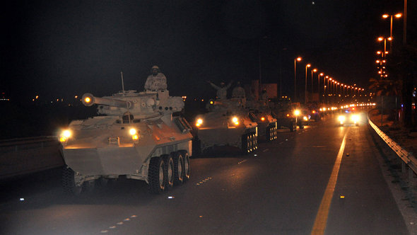 Saudi-arabische Panzer passieren am 14. März 2011 die Grenze nach Bahrain; Foto: picture-alliance/landov