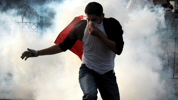 Schiitischer Demonstrant während einer Straßenschlacht mit den bahrainischen Sicherheitskräften in Manama; Foto: dpa/picture-alliance