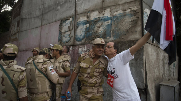 Demonstrant küsst Soldaten am Tahrir-Platz in Kairo; Foto: AFP/Getty Images 