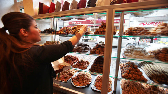 Türkischer Süßigkeitenladen bietet Backwaren an; Foto: © dpa