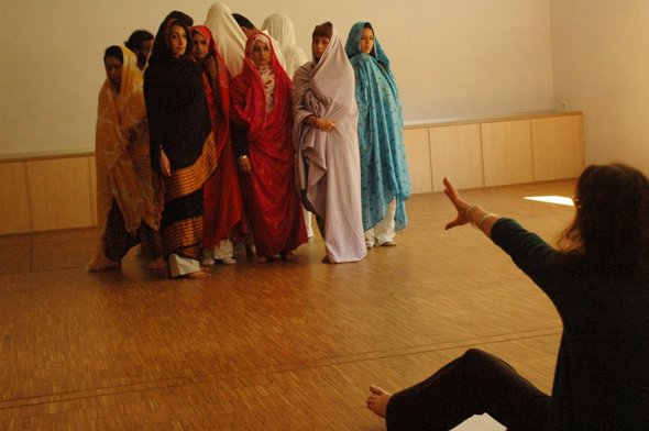 Die 14 marokkanischen und deutschen Tänzer mit Irinell Ruf (vorne) bei einer Probe; Foto: ©  Laura Overmeyer
