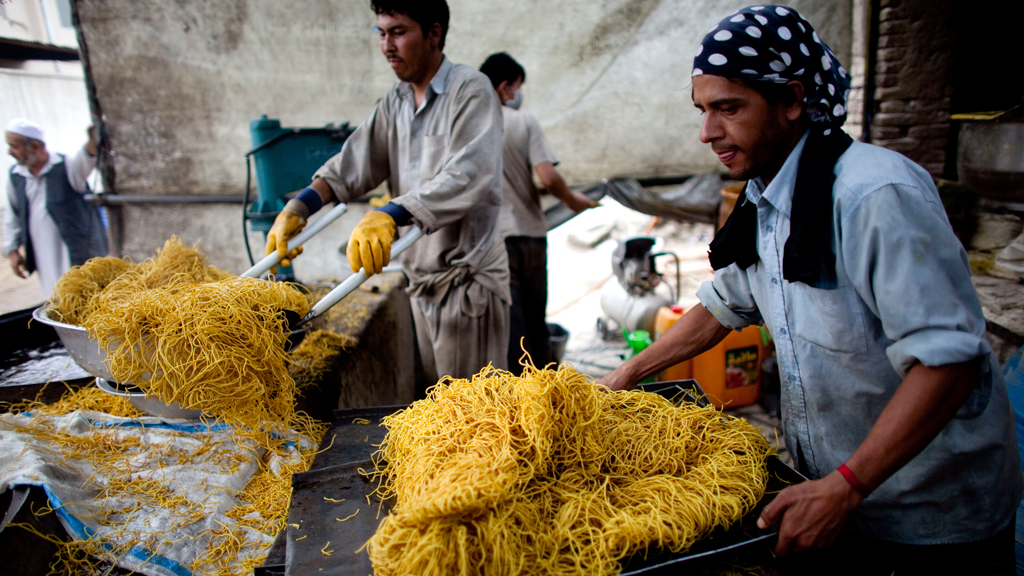 Afghanische Süßwarenhersteller bereiten Iftargebäck vor; Foto: © Majid Saeedi/Getty Images