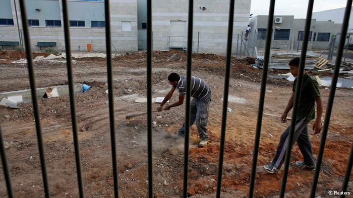 Guest workers from the West Bank earn around 50 percent of the salary of an Israeli worker. That represents a significant saving for Israeli entrepreneurs, and for Palestinians it is still more financially rewarding than a job at home. (photo: Reuters)