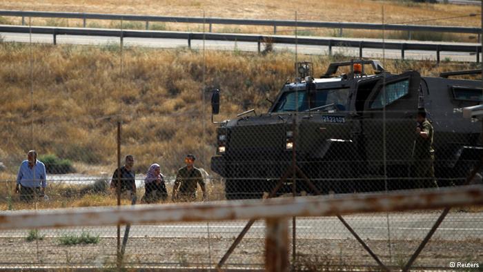 Israeli army patrols repeatedly pick up illegal border crossers. They're usually sent back the same day. Being caught makes it even more difficult for Palestinians to get an official work permit. (photo: Reuters)