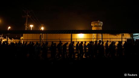 Palästinensische Arbeiter am Eyal Checkpoint; Foto: Reuters