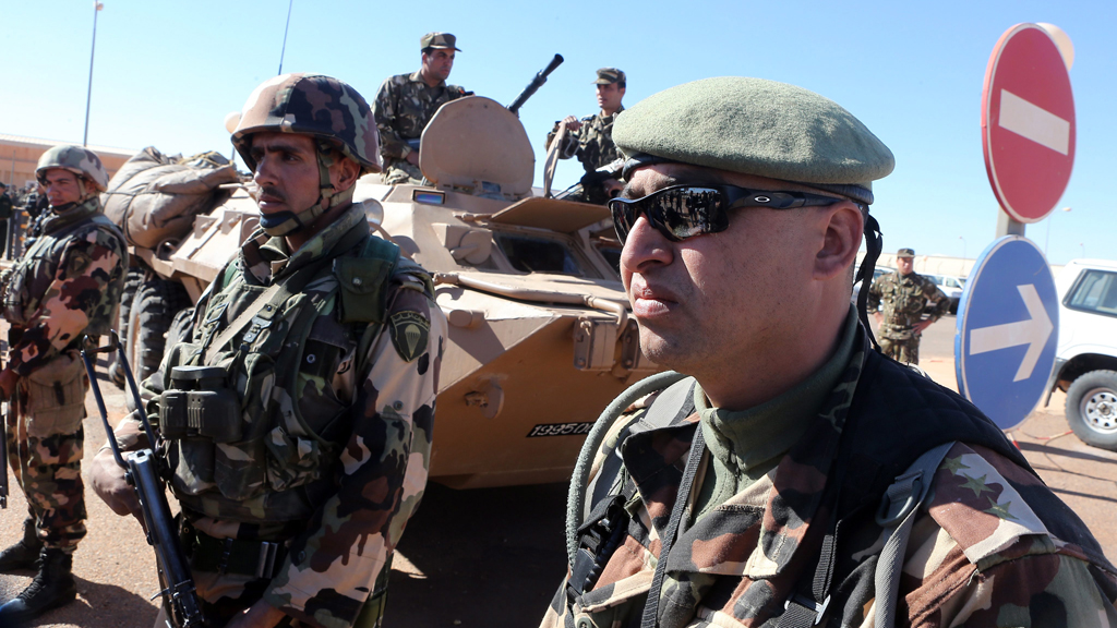 Algerian soldiers stand guard in the gas complex of Tiguentourine, in Amenas, 1600 km southeast of Algiers, Algeria, on 31 January 2013 (photo: picture-alliance/dpa)