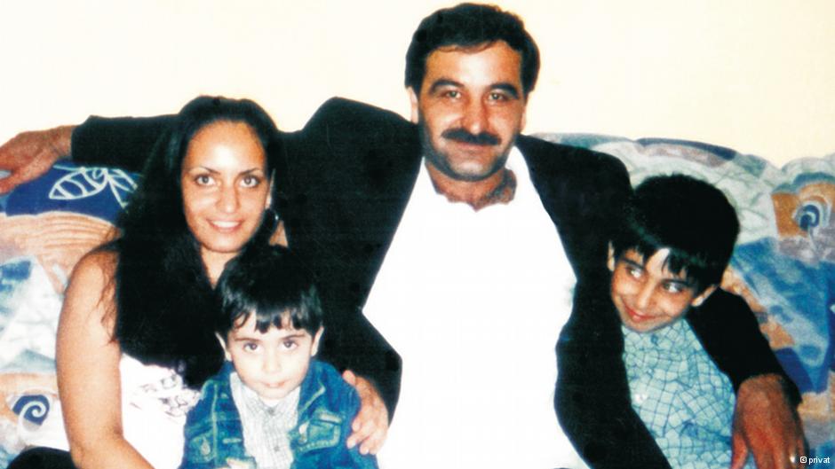 Mehmet Kubasik sitzt mit seinen drei Kindern auf dem Sofa; Foto: privat