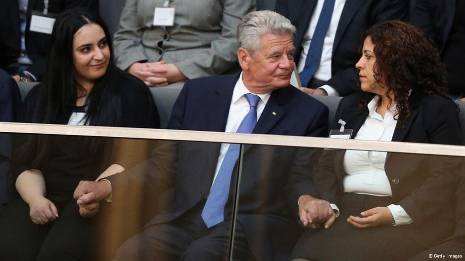 German President Joachim Gauck grips the hands of family members, including Gamze Kubasik (left), of NSU murder victims prior to debates over the report prepared by the NSU Bundestag investigation commission on September 2, 2013 in Berlin, Germany (photo: Getty Images)
