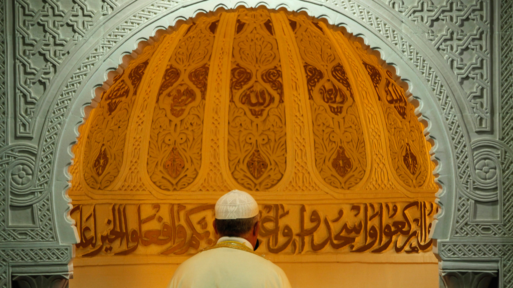 مسلم يصلي في مسجد في مينة بوردو. Foto: picture-alliance