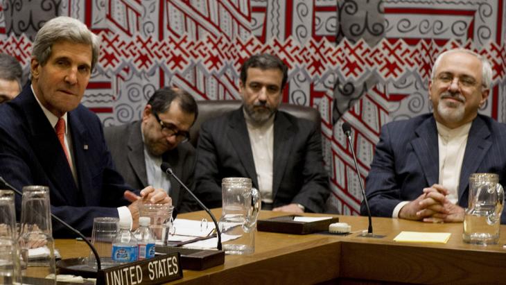 وزير الخارجية الأمريكي جون كيري مع نظيره الإيراني محمد ظريف في نيويورك. photo: Stan Honda/AFP/Getty Images