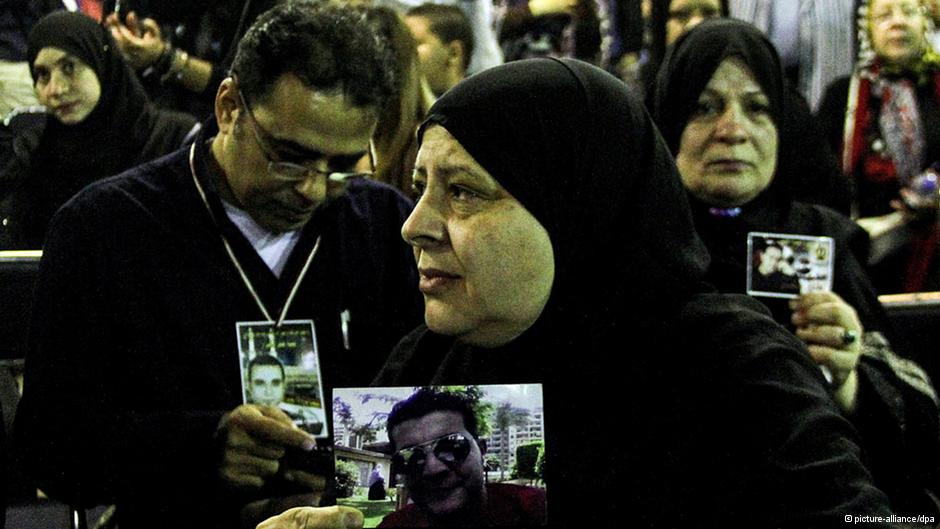 Angehörige der Opfer der Revolution halten Bilder der Toten.; Foto: picture-alliance/dpa