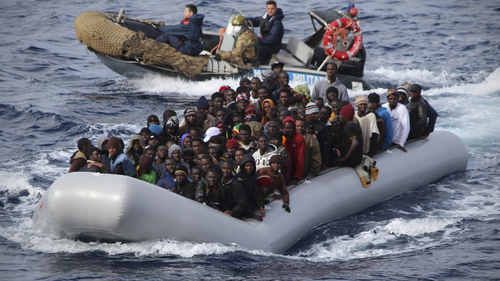 The Italian navy picks up illegal immigrants off the coast of Sicily on 28 November 2013 (photo: picture-alliance/dpa)