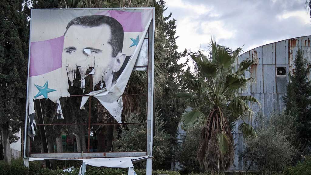 Zerstörtes Assad-Plakat in Aleppo; Foto: AP