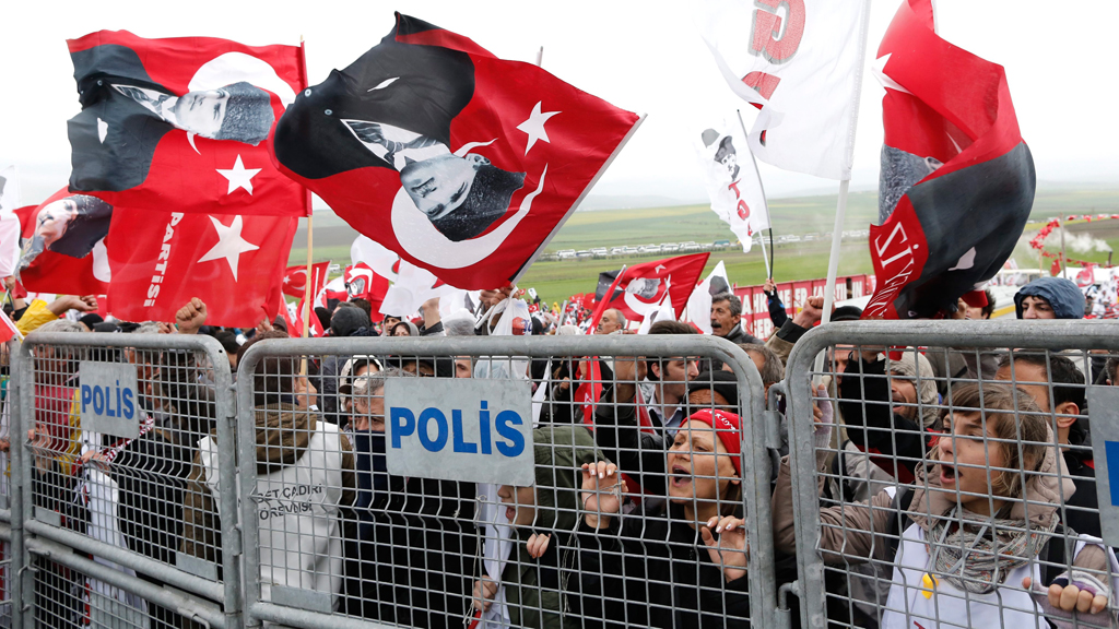 Proteste gegen die Urteile im Ergenekon-Prozess in der Türkei; Foto: dpa/picture-alliance