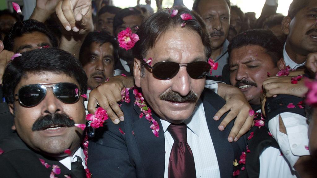 Suspended Chief Justice Iftikhar Mohammed Chaudhry, center, is escorted by his supporters as he arrives at Islamabad airport to depart for Karachi, Saturday, May 12, 2007 in Islamabad, Pakistan (photo: AP/Anjum Naveed)