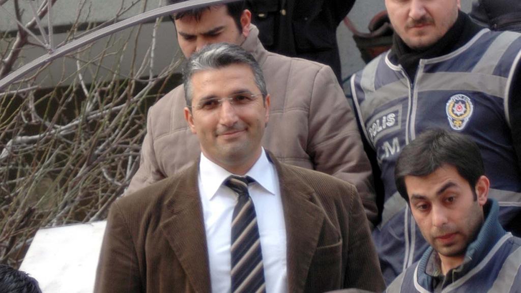 Der türkische Journalist Nedim Sener am 3. März 2011 nach seiner Freilassung in Istanbul; Foto: picture alliance/abaca