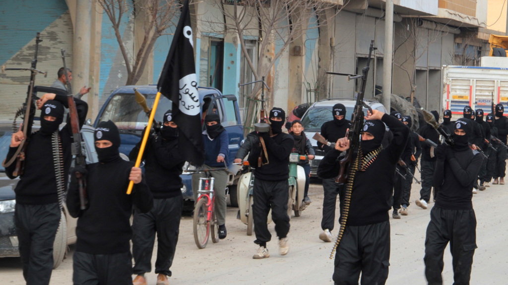Islamistische ISIL-Rebellen bei einer Parade im syrischen Tel Abyad; Foto: Reuters