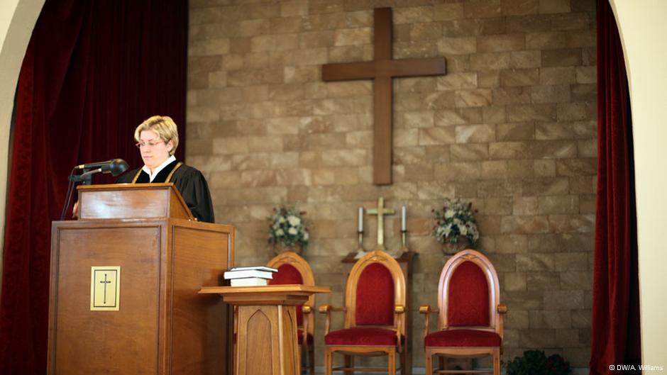 Pastor Rola Sleiman in ihrer Kirche in Tripoli; Foto: DW/A. Williams