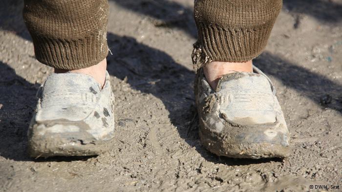 Kinderfüße in übergroßen Schuhen; Foto: DW/H. Sirat
