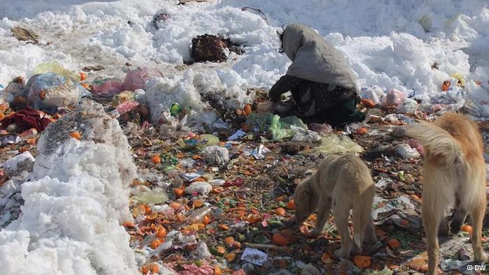 Mädchen durchwühlt Müll auf der Suche nach Essbarem; Foto: DW/H. Sirat
