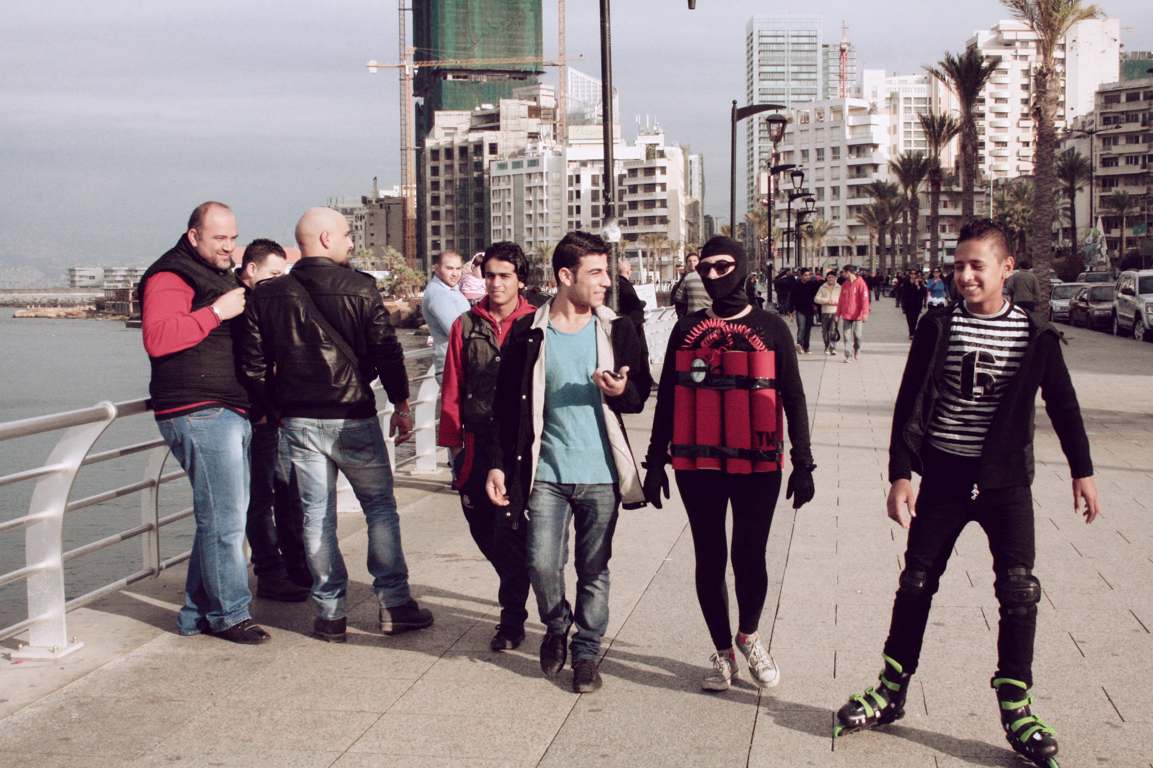 Künstlerin Rima Najdi geht mit Sprengstoff-Attrappe Corniche in Beirut entlang, 12. Januar 2014; Foto: Maria Kassab