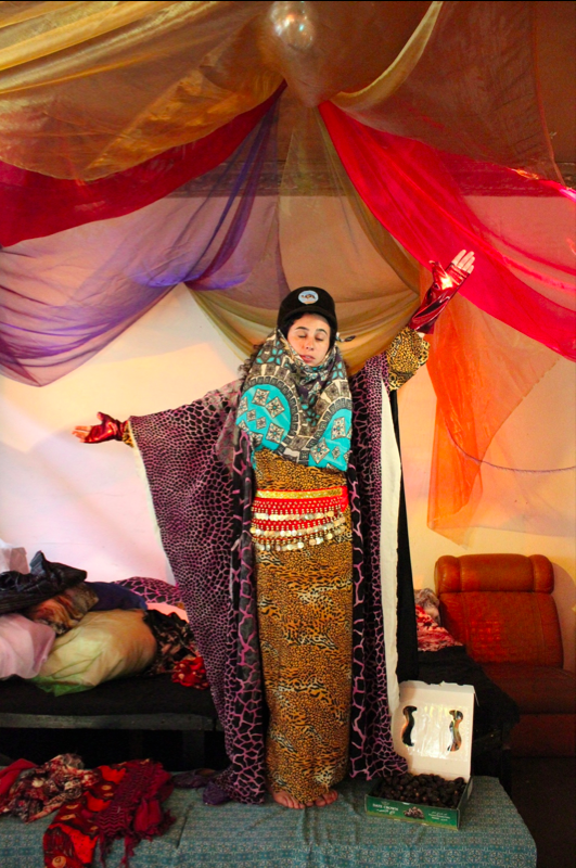 Performance "Dress ME how YOU like" von Rima Najdi; Foto: Ana Nieves Moya