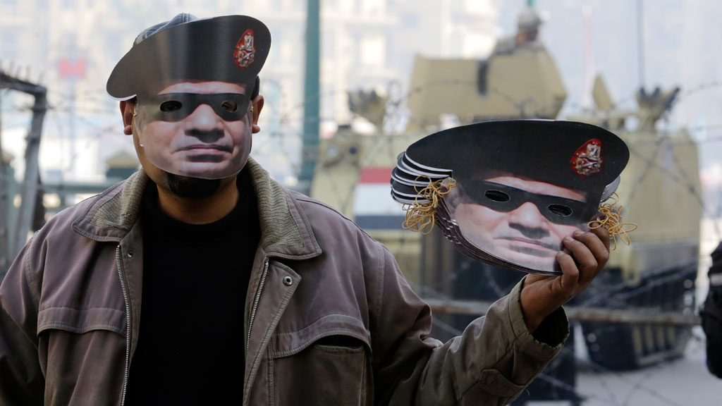 Mann verkauft am 3. Jahrestag der Revolution in Kairo Masken von Abdel Fattah al-Sisi in Kairo; Foto. AP/picture-alliance