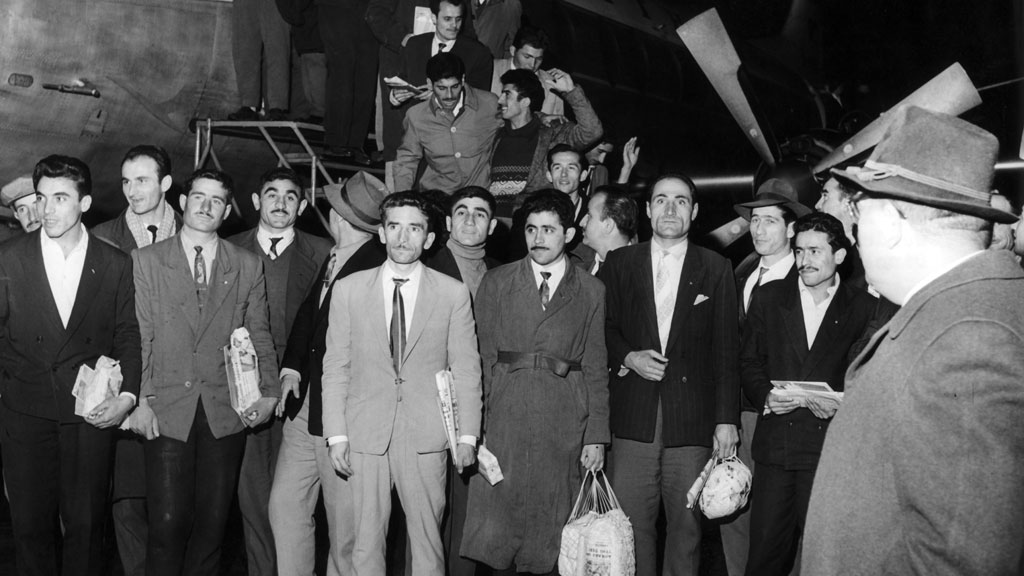 Ankunft türkischer Gastarbeiter am 27.11.1961 auf dem Flughafen in Düsseldorf, Foto: dpa/picture-alliance