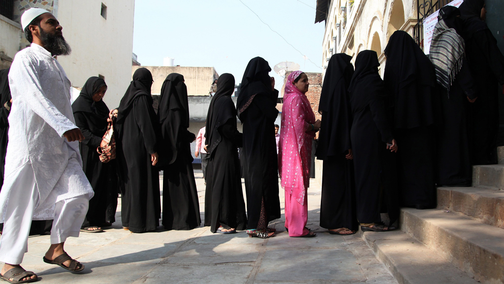 Muslime stehen für Stimmabgabe bei Wahlen im indischen Bundesstaat Gujarat an; Foto: dpa/picture-alliance