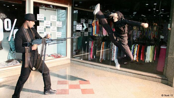 Ahmadi bei einem Luftspagat-Stunt; Foto: © Stunt 13