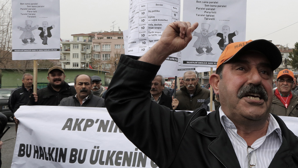 Workers take part in anti-government protests in Ankara on 28 February 2014 (photo:  picture alliance/AP Photo) 