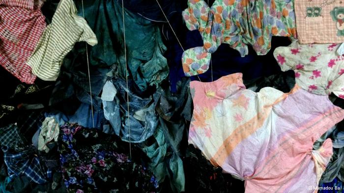 Übrig gebliebene Kleider von toten Flüchtlingen; Foto: © Mamadou Ba