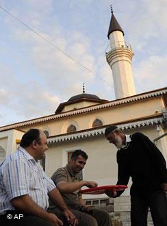 Krimtataren vor einer Moschee im Simferopoll; Foto: AP