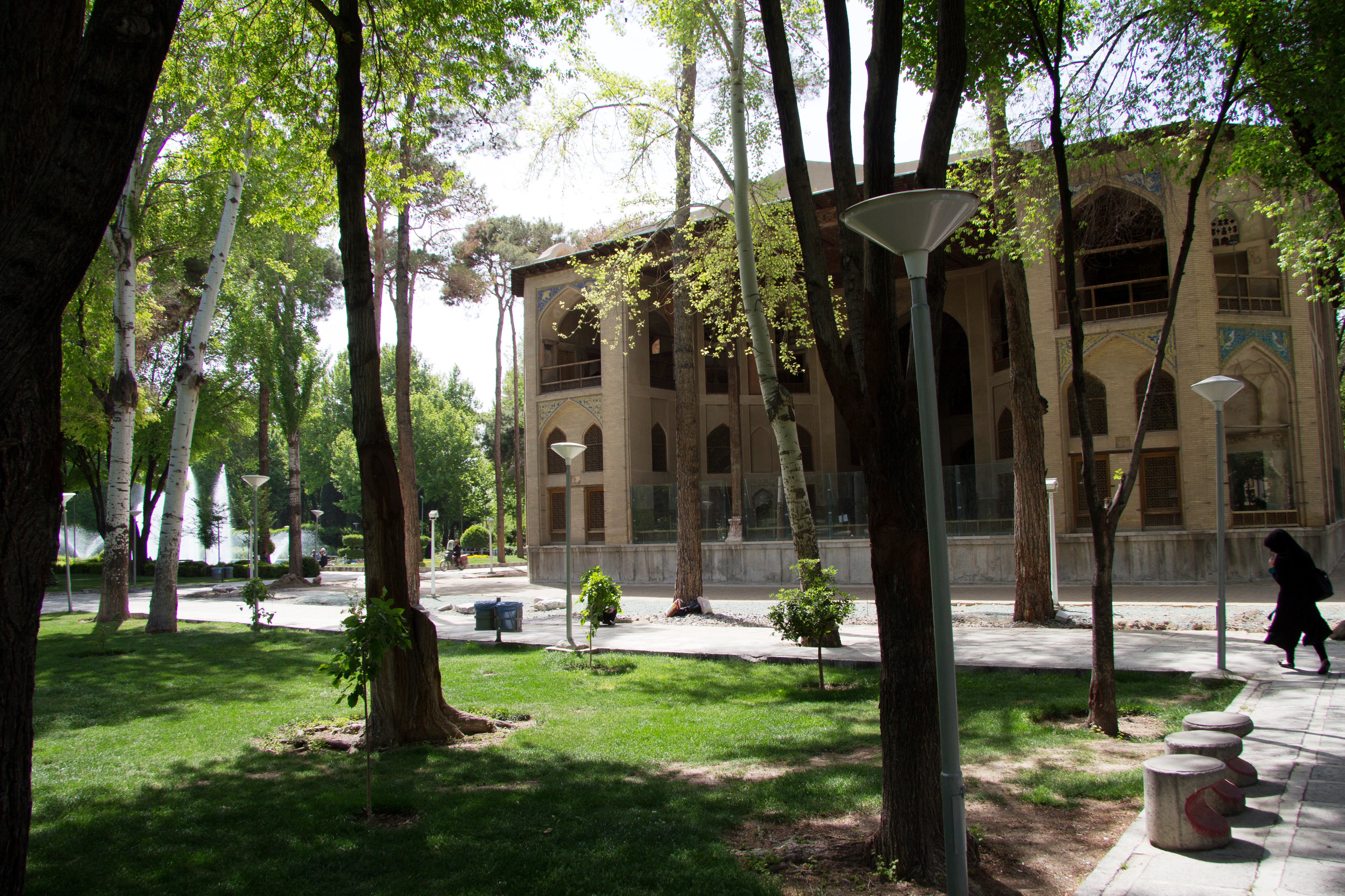 Der Hasht-Behesht-Palast in einem Park in Isfahan; Foto: Shohreh Karimian/Johannes Ziemer