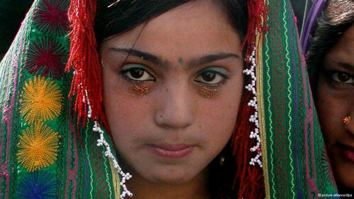 A 12-year-old girl dressed for her wedding (photo: picture alliance/dpa)