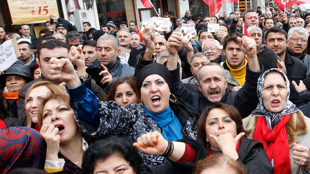 Oppositionelle demonstrieren gegen die Erdogan-Regierung in Istanbul; Foto: Reuters