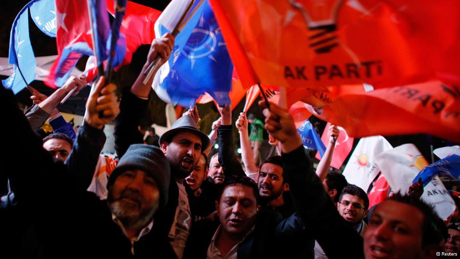 Anhänger der AKP jubeln nach dem Wahlsieg ihrer Partei bei en Kommunalwahlen 2014; Foto: Reuters