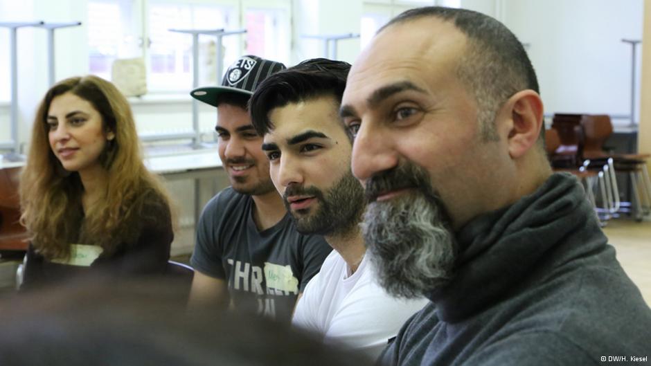 Theaterpädagoge Yilmaz Atmaca (rechts) hört den Jugendlichen von Heroes aufmerksam zu; Foto: AP